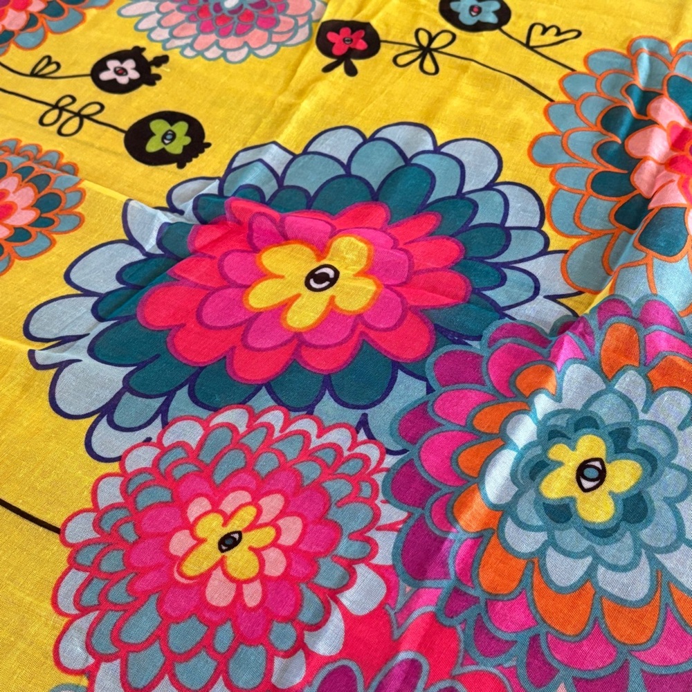 NIB Pylones scarf, Dahlia themed. - Picture 13 of 13
